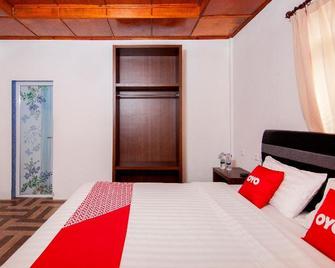 OYO 1812 Dg Inn - Tuktuk Sonak - Habitación