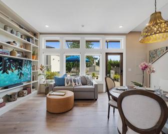 High end home in downtown Tillamook - Tillamook - Sala de estar