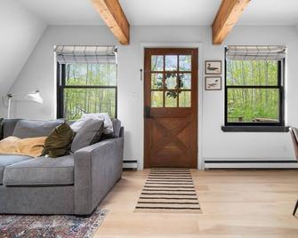 Higgins Haus, Cozy Modern A-Frame - Roscommon - Living room