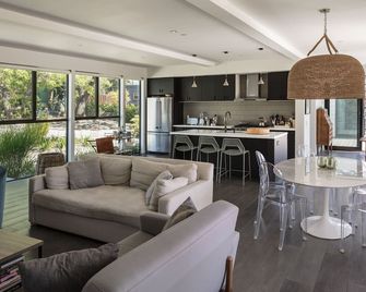 Modern Glass Oasis-Pool, Hot Tub, Sport Court & Nature on 1.5 Acres, 3 bedrooms - Glen Ellen - Sala de estar