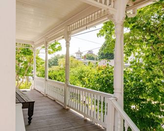 Downtown Mystic Historic 4BR Home, Walk to Seaport & Dining - Mystic - Balcony