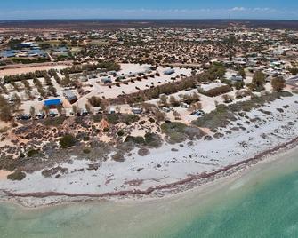 Tasman Holiday Parks - Denham Seaside - Denham - Beach