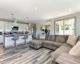 Perfect long term rental home in a peaceful neighborhood - סקרמנטו - סלון