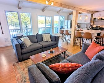 Newly Renovated Lakefront Cottage in Muskoka | Fast WiFi | Sleeps 8 - Gravenhurst - Living room