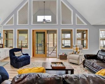 Little Bear's Big Backyard 31+ day stays - Eatonton - Living room