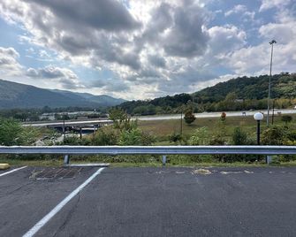 Magnuson Hotel Mountain View - Covington - Outdoors view