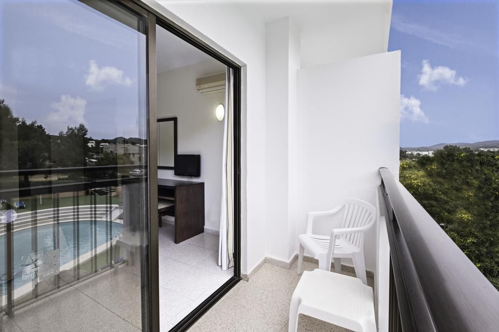 Azuline Hoteles Mar Amantis & II - סנט אנטוני דה פורמני - מרפסת