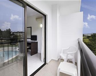 Azuline Hoteles Mar Amantis & II - Sant Antoni de Portmany - Balcony