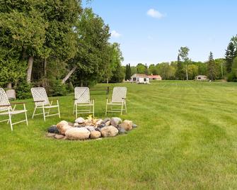 Wifi, lakefront, bike trail access. - Cheboygan - Patio