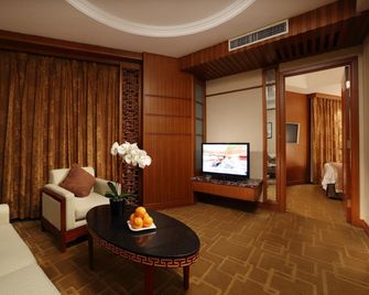 Capital Hotel - Beijing - Bedroom