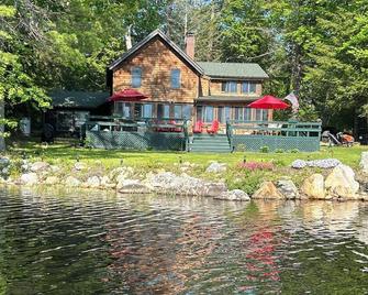 Classic Lakefront Family Summer Home - Rindge - Edificio