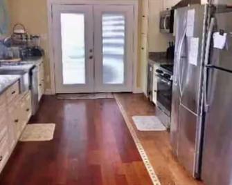 Lake Anna Public Side One Bedroom & Full Bathroom and is a room rental! - Orange - Cocina