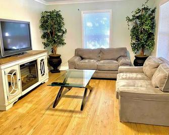 Charming 2-bedroom house with AC and WiFi in marvelous Uptown Charlotte - Charlotte - Sala de estar