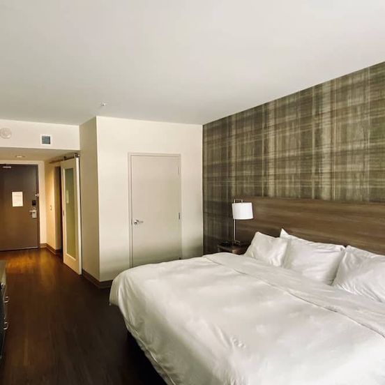 Radisson Kingswood Hotel & Suites image 1