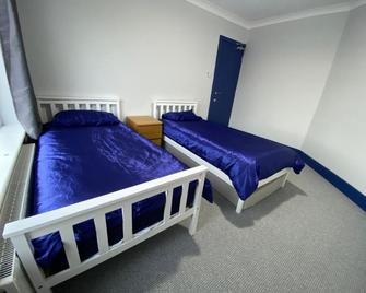 Harewood Lodge - Single and Double Rooms Self Serve Apartment - King's Lynn - Bedroom