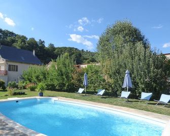 Gîte au Cœur du Cantal Avec Piscine - Massiac - Piscina