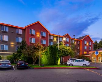 Best Western Plus Vancouver Mall Dr. Hotel & Suites - Vancouver - Building