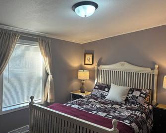 Serene Cabin Retreat with Stunning Views, Fishing, and Private Lake Access. - Aitkin - Bedroom