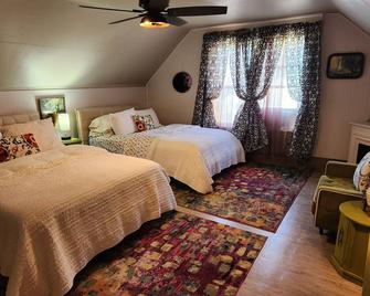 Enjoy the top floor of this victorian house \nWith two suites & a bonus bedroom - Lansing - Bedroom
