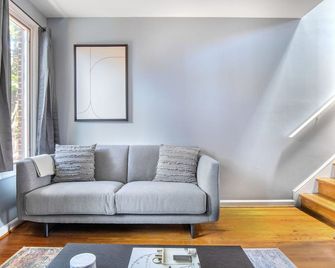 Clean Georgetown 2BR w/ W/D, nr Embassy Row & Nightlife, by Blueground - Washington D. C. - Sala de estar