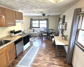 Charming Lakehouse with huge yard - downtown Culver! - Culver - Cocina