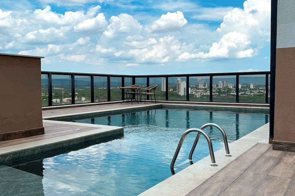 ستاي فيفينس سويتس - بالماس - حوض السباحة