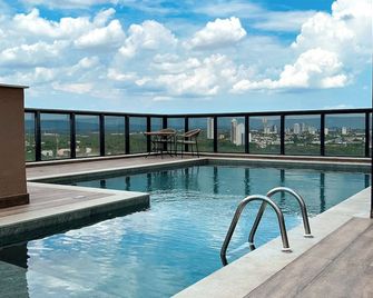 ستاي فيفينس سويتس - بالماس - حوض السباحة