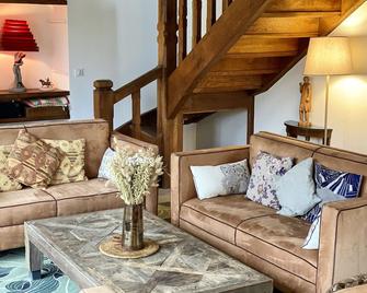 2-bedroom house. Riverside monastery in Champagne region, 100km from Paris - Marnay-sur-Seine - Sala de estar
