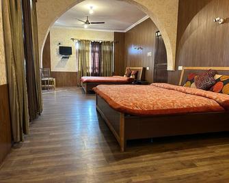 Assad Resorts - Srinagar - Bedroom