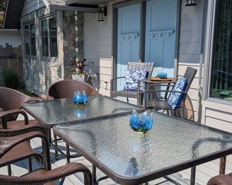 Your Winter Lake House Getaway Awaits You - Invermere - Patio