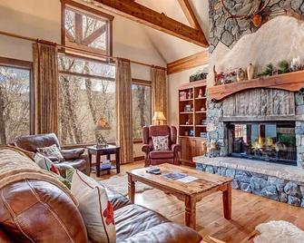 Fisherman's Paradise on Eagle River - 10 minutes from Vail/Eagle Airport - Eagle - Living room