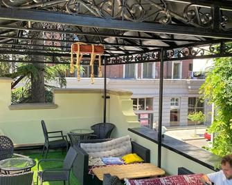 Karvi Hostel & Suites - Batumi - Innenhof