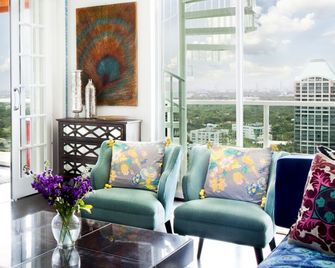 Mia Luxe Properties At Mutiny Park Condominium-hotel - Miami - Living room