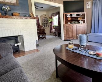 Comfortable & Spacious 2-Bedroom Home Near Riverside Park & Findlay Attractions - Findlay - Sala de estar