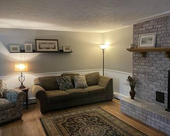 Charming Lakefront Private Suite - Caledonia - Living room