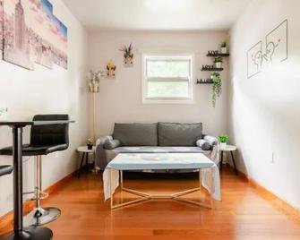 Spacious 3-bedroom apartment with WiFi, AC in brilliant Queens - Queens