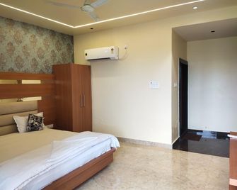 shri laxmi inn hotel & restaurant - Orai - Bedroom