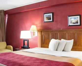 Econo Lodge Wall - Wall - Schlafzimmer