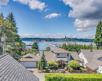 Beautiful suite with lake & city views, hot tub - near downtown - Mercer Island - Outdoors view