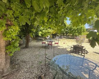 Auberge aux 1000 saveurs - Malay-le-Petit - Innenhof