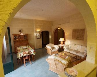 Tal-Mirakli - Għarb - Living room