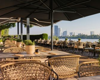 Hilton Vienna Waterfront - Vienna - Patio