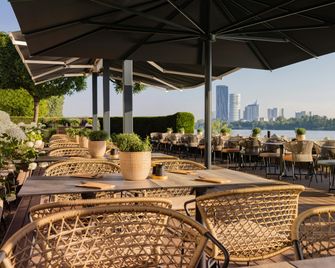Hilton Vienna Waterfront - Vienna - Patio