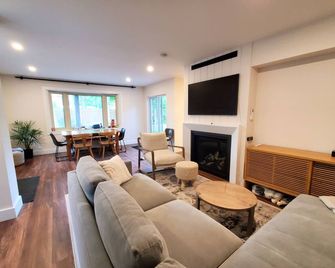 Cottage in Private Community with Hot Tub & Sauna. Perfect for big groups! - Goderich - Living room