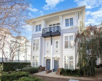 NEW! Cozy 1-bedroom condo with parking in charming Charlotte - שרלוט - בניין