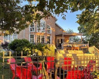 Beautiful lake front 5 bedrooms , 3 full baths fully renovated on Lake Simcoe - Beaverton