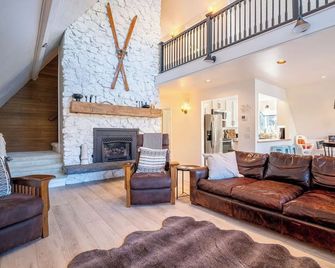 Lakefront, beach, hot tub, putt course, paddleboards, boat ramp, deck, fireplace - East Wenatchee - Living room