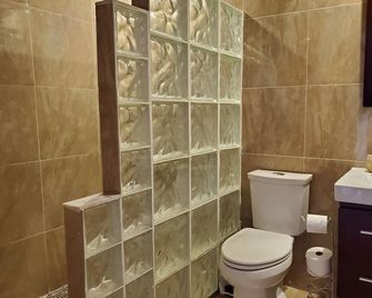Villa Indigo Sunny 1BR Apartment in Private Gated Estate - Saint Thomas Island - Baño