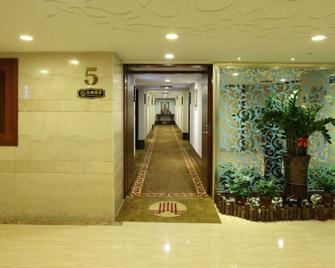 New World Hotel - Guangzhou - Hallway
