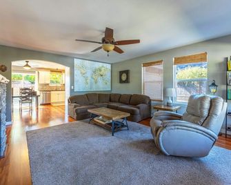 Devon Court - Hood River - Living room